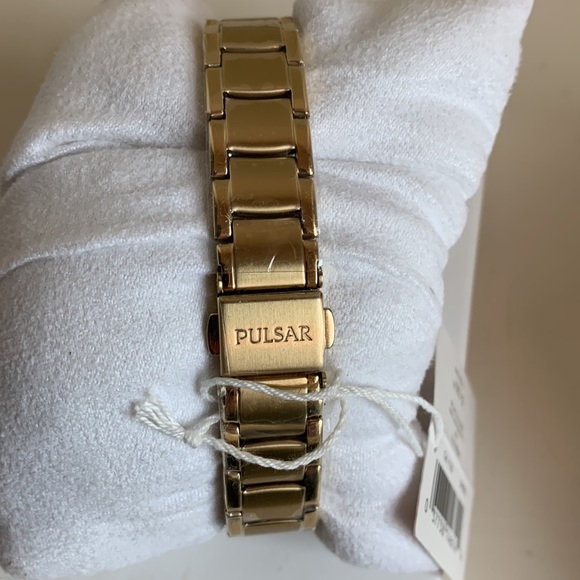 NWT Pulsar Gold Tone Watch with Mother of Pearl Face - Picture 6 of 10